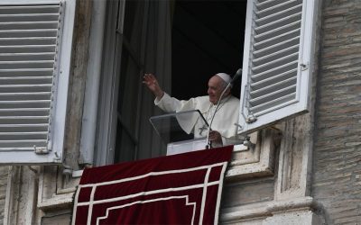 Papa Francisco | Seguir a Jesús nos enseña a tener compasión: a fijarnos en los demás, y a intervenir como el samaritano: no pasar de largo sino detenerse