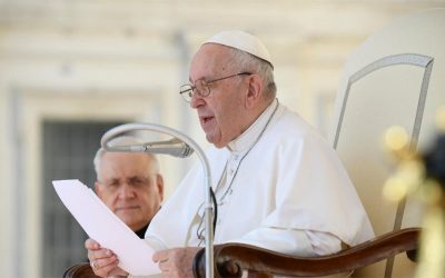 Papa Francisco | Miremos a los ancianos y ayudémosles para que puedan vivir y expresar su sabiduría de vida, miremos a los jóvenes siempre con una sonrisa: ellos llevarán adelante lo que hemos sembrado
